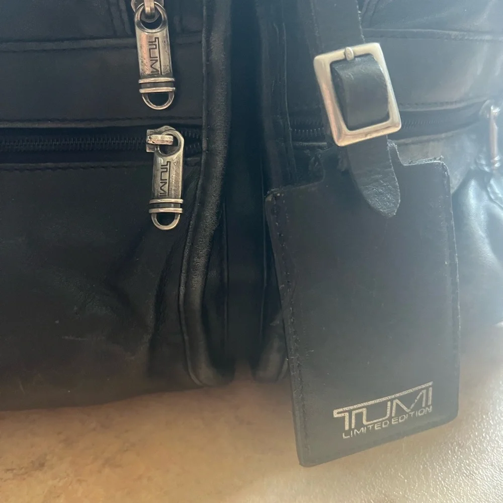 Tumi zipper pockets